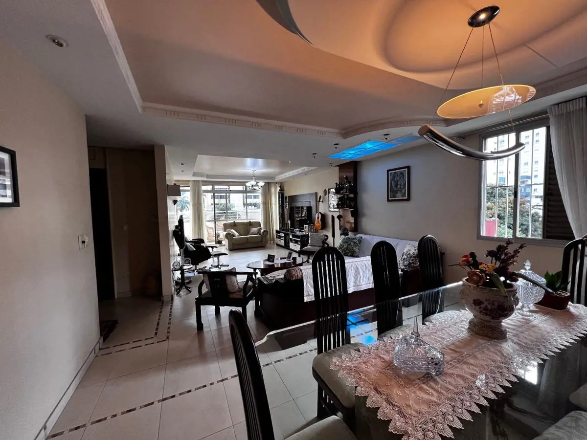 O imóvel está localizado no bairro Setor Oeste tem 218 metros quadrados com 3 qu...