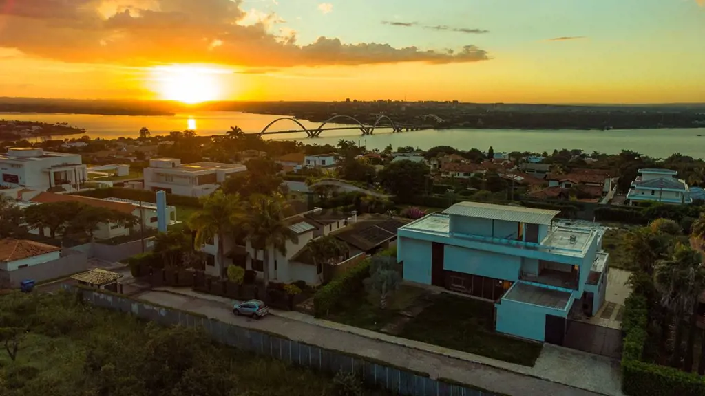 Esta não é apenas uma casa.É um novo padrão de vida no Lago Sul.Poucas residênci...