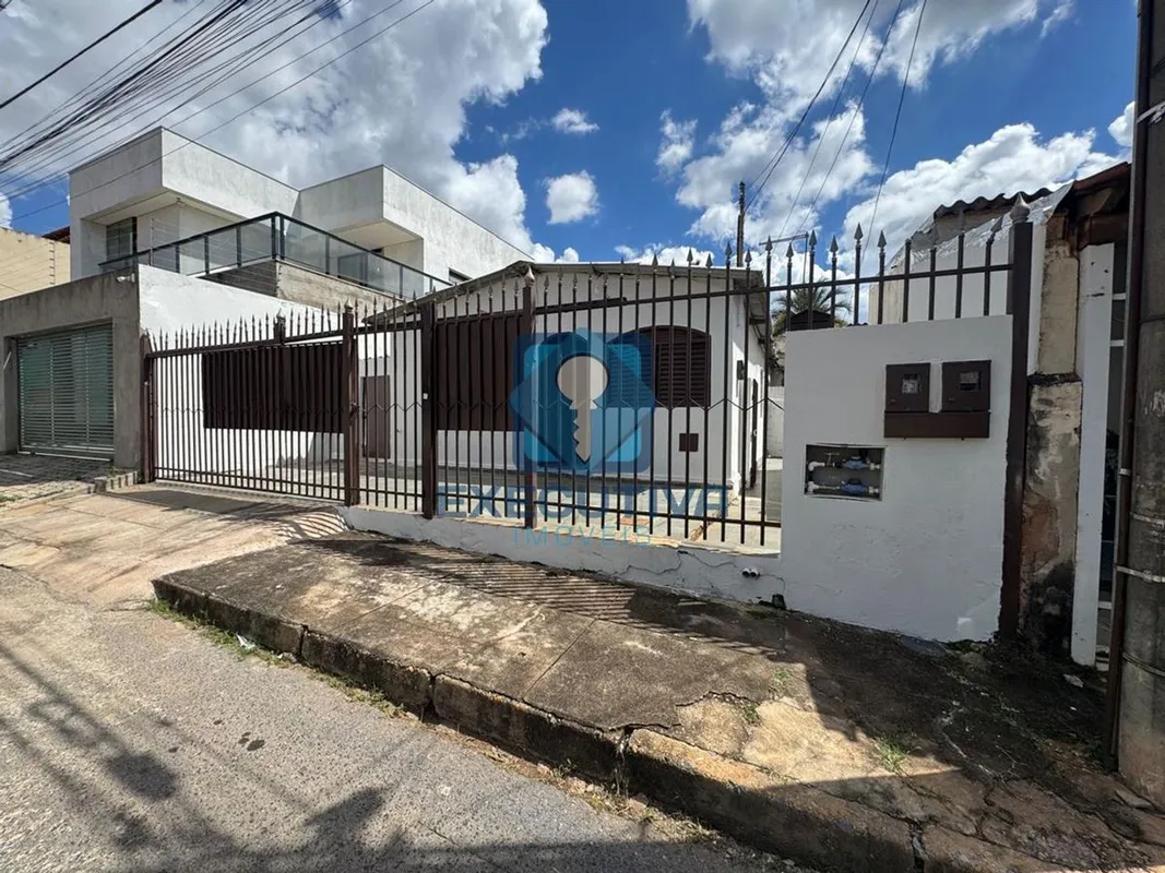 EXECUTIVA IMÓVEIS ALUGA- CASA DE FRENTE ENTRADA INDEPENDENTE NO GUARA IEndereço:...