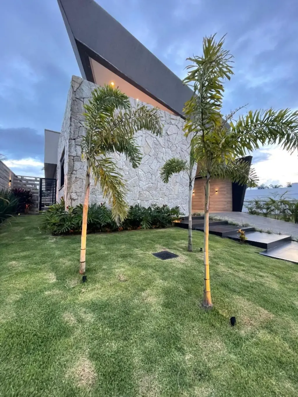 Casa Vivás Belíssima Casa térrea C/ 560m2 de terreno e 278 m2 de área construída...