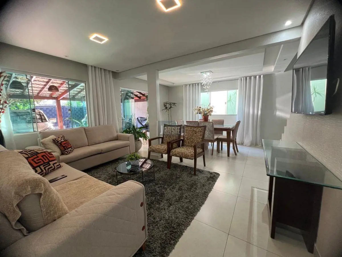 Conheça esta charmosa casa sobrado situada na QRI 11, no Residencial Santos Dumo...