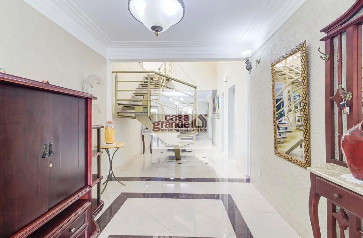 Esta casa de esquina, com uma vista privilegiada e ampla área externa, é uma óti...