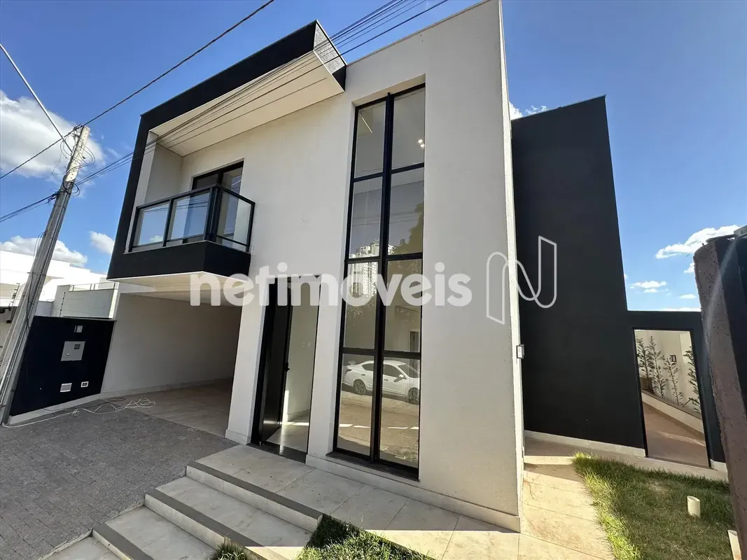 CONDOMÍNIO E LOCALIZAÇÃO: •Condomínio fechado com casas de alto padrão •A apenas...