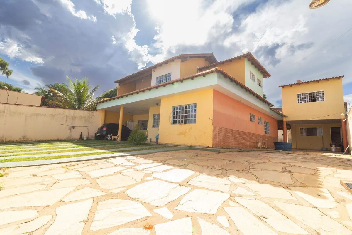 Venha conhecer esta espaçosa casa com 300 metros quadrados de área construída, l...
