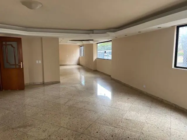 O imóvel está localizado no bairro Setor Bueno possui 300 metros quadrados com 4...