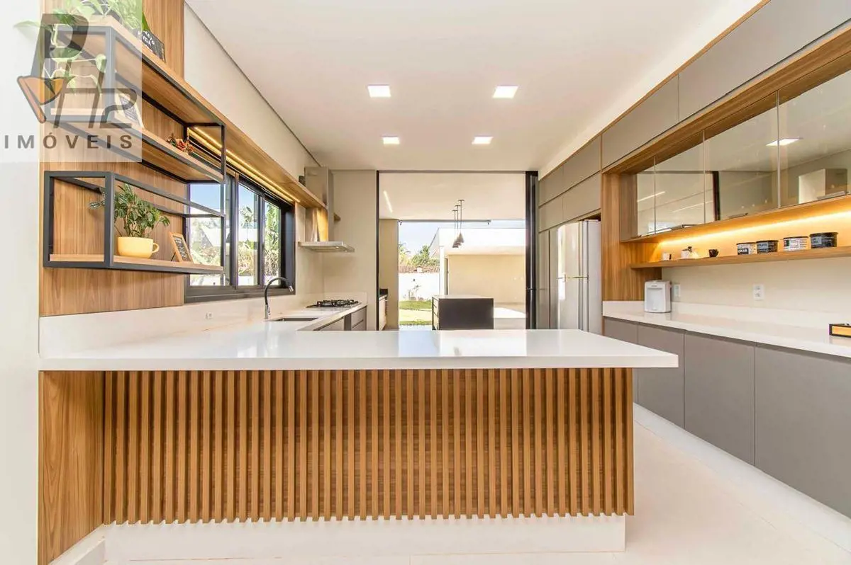 EXCLUSIVIDADE E SOFISTICAÇÃO NO PARK WAY – QUADRA 1Descubra esta magnífica resid...