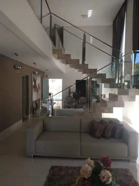 Sobrado Jardins MadriÁrea construída 350 m²4 suítes 5 BanheirosCozinha com armár...