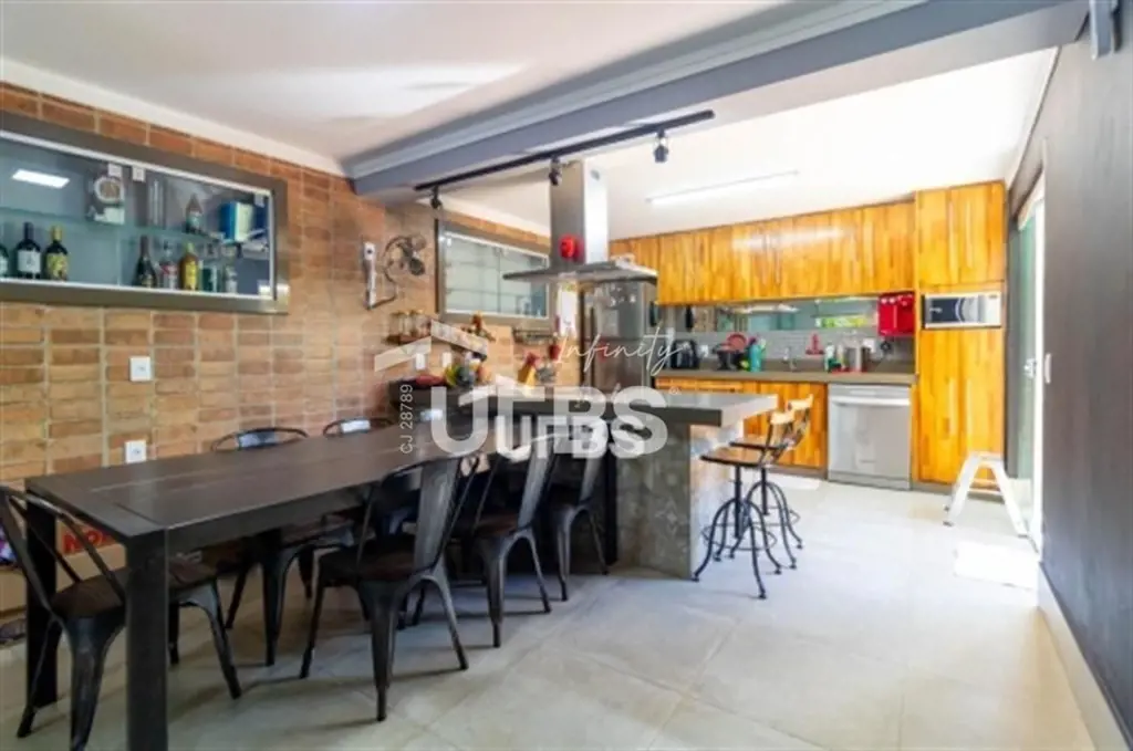 COD U-0021780 - Localizada em um condomínio tranquilo, o imóvel oferece acabamen...