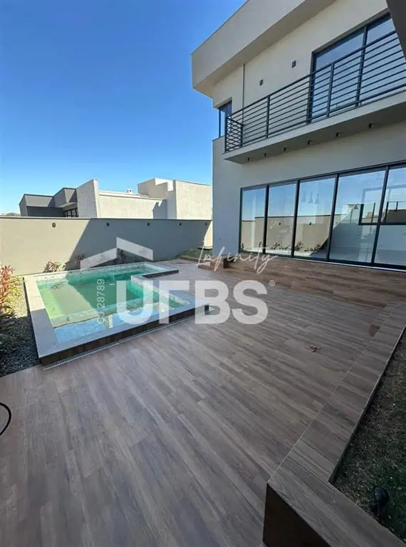 COD U-0019512 - Área construída: 240 M2 Terreno: 360 M2 4 suítes plena 1 Suite m...