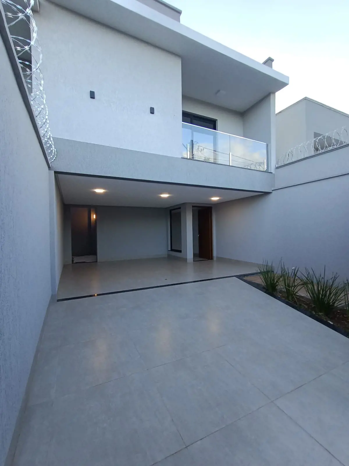 SOBRADO SETOR GOIÂNIA 2 - TERRENO 200M²;ÁREA CONSTRUÍDA 199M²;SALA COM PÉ DIREIT...