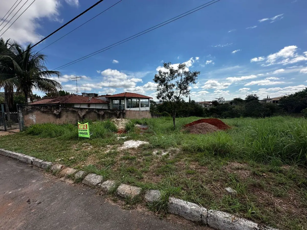 Oportunidade única para construir a casa dos seus sonhos! Lote plano com 1.000 m...