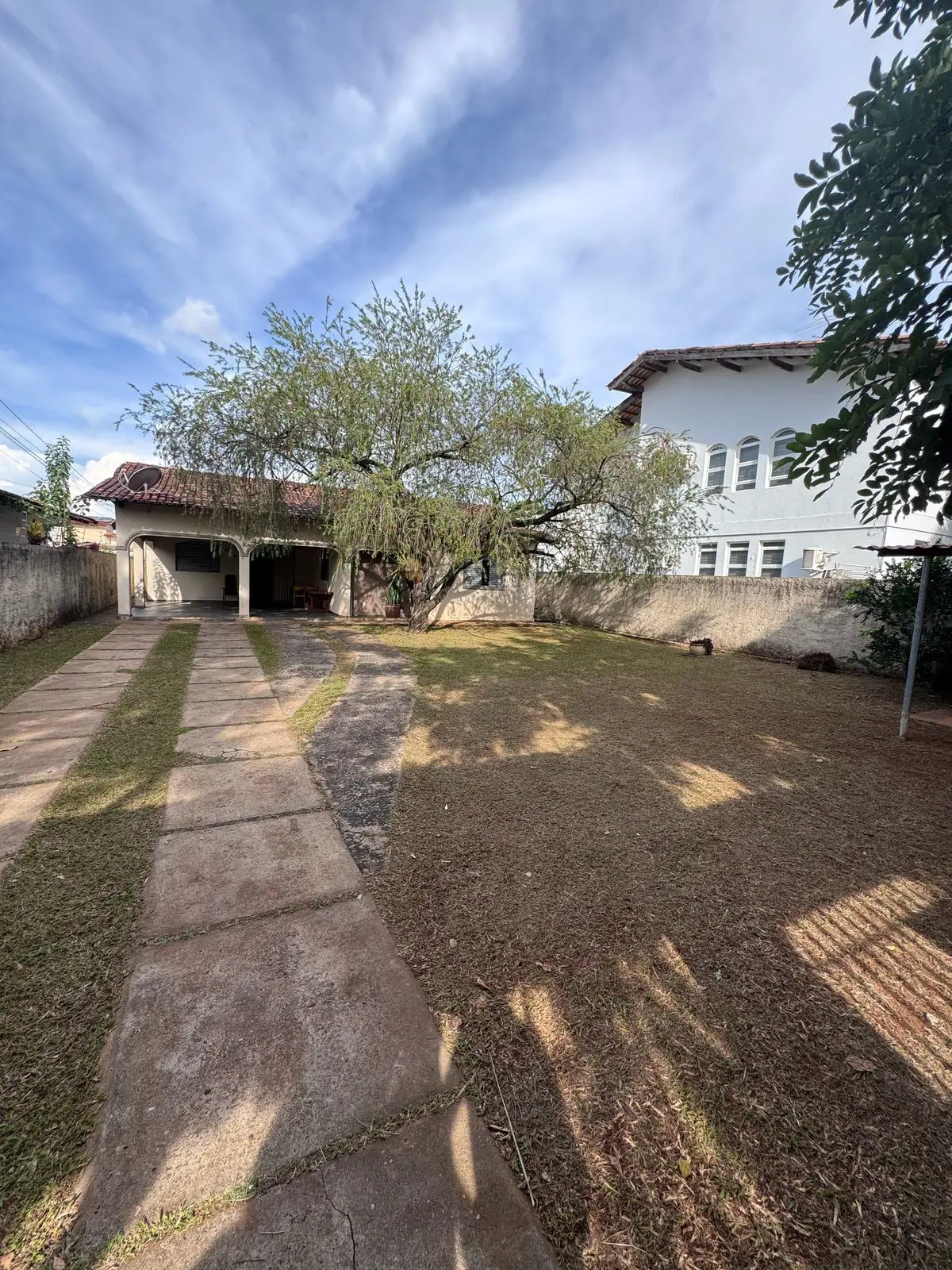 Excelente imóvel com amplo quintal na frenteCasa arejada e com bastante luz natu...