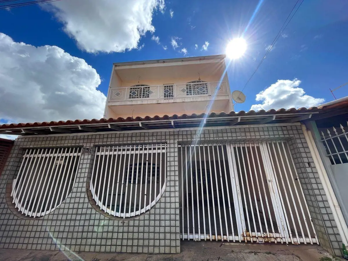 SOBRADO À VENDA NA SAMAMBAIA SUL | QUADRA 318Se você busca um sobrado bem estrut...