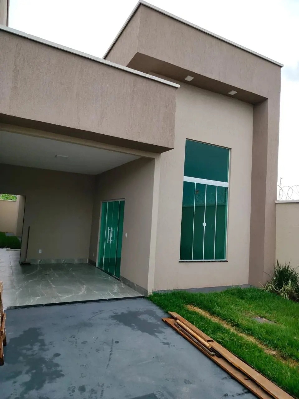 VENDE CASA COM TRÊS QUARTOS, UMA SUÍTE, BANHEIRO SOCIAL, NO RESIDENCIAL PETRÓPOL...