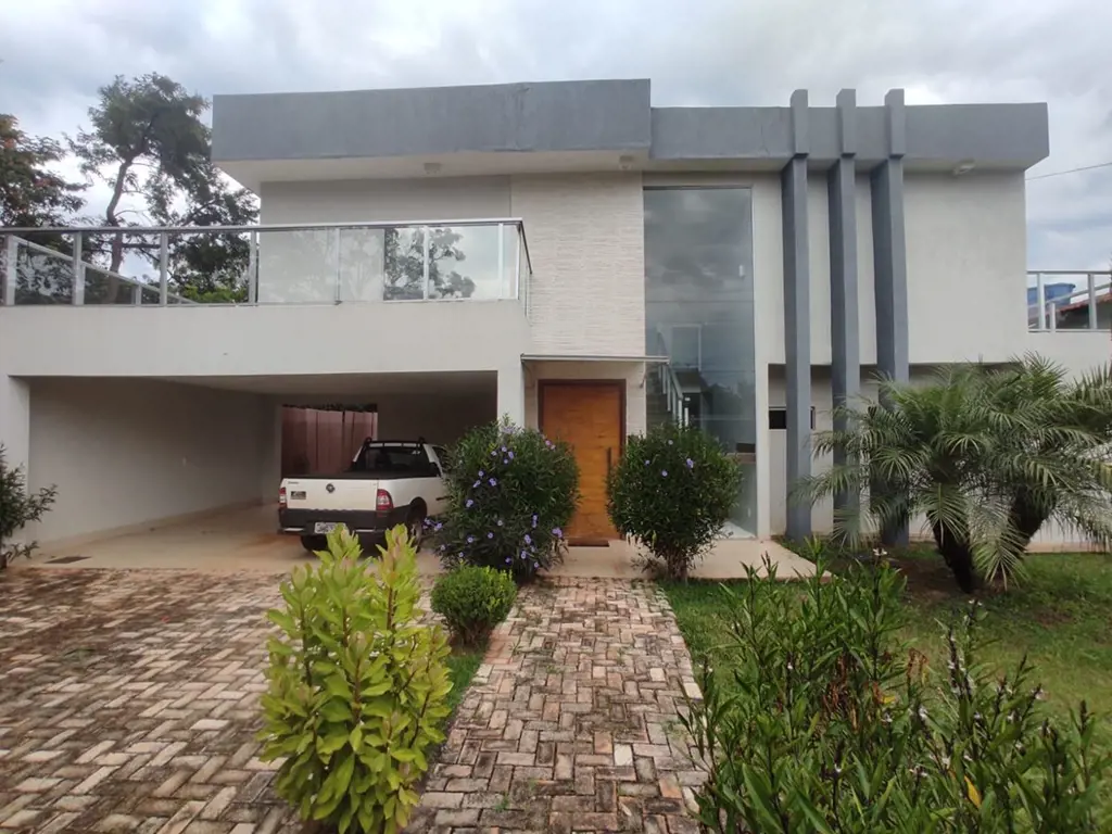 Moderno sobrado com fino acabamento, muito bem ventilado, iluminado e integrado ...