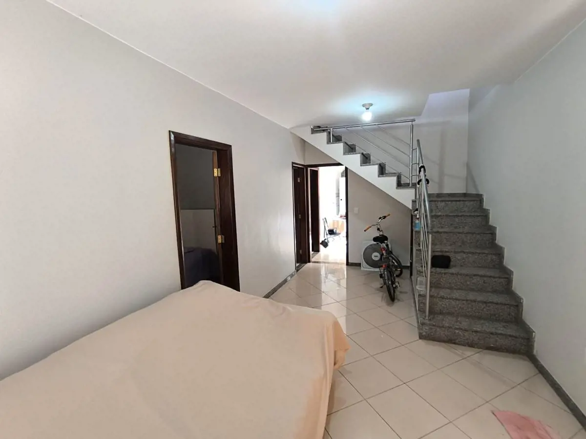 QE 34Sobrado parte térrea 4 quartos sendo uma suíte, um banheiro social, cozinha...