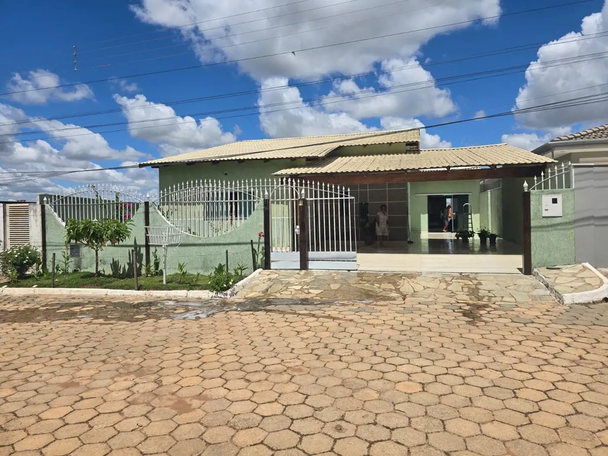 Esta casa térrea, construída com laje e completamente solta no lote.* 3 quartos,...