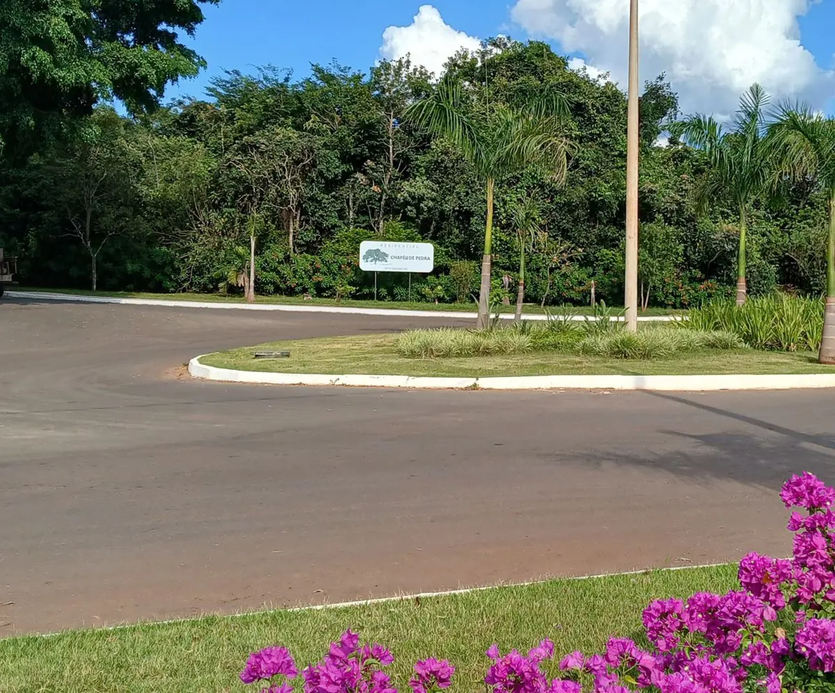 Vendo ótimo lote de esquina com 600m2 no Residencial Chapéu de Pedra.100% plano,...
