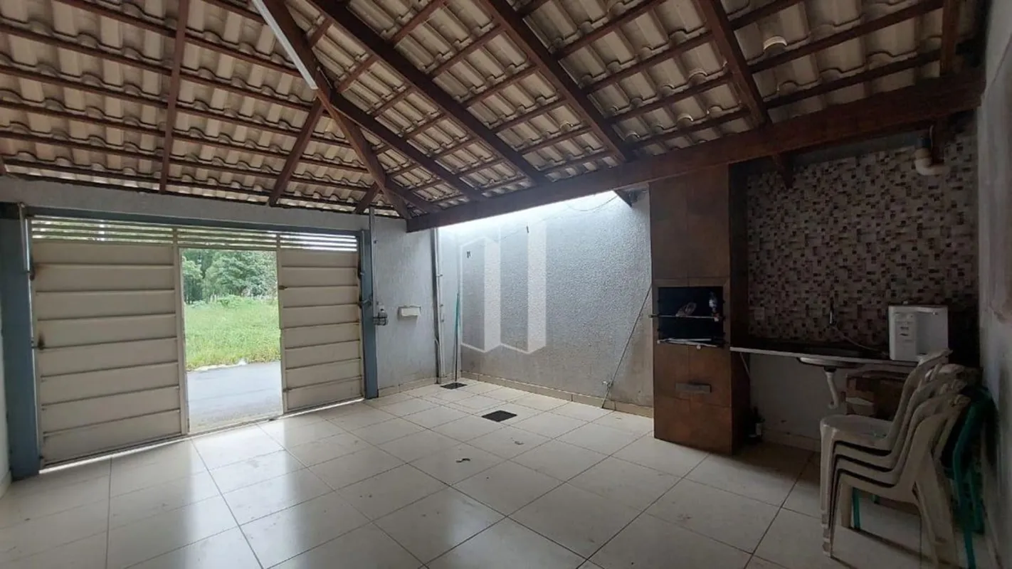 Casa 2/4, 1 suíte, 1 bs, armários; cozinha, quartos e nos banheiros, garagem cob...