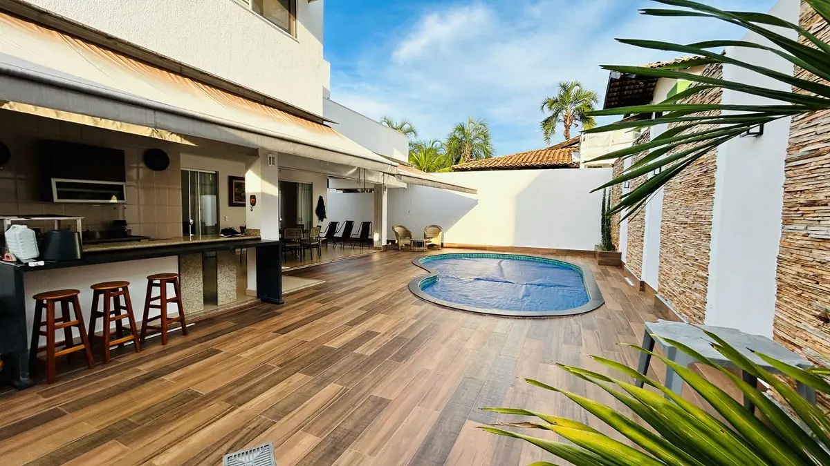 Sobrado R$4.800.000 sobrado com quatro suítes sendo uma Master, são 330 m² de ár...