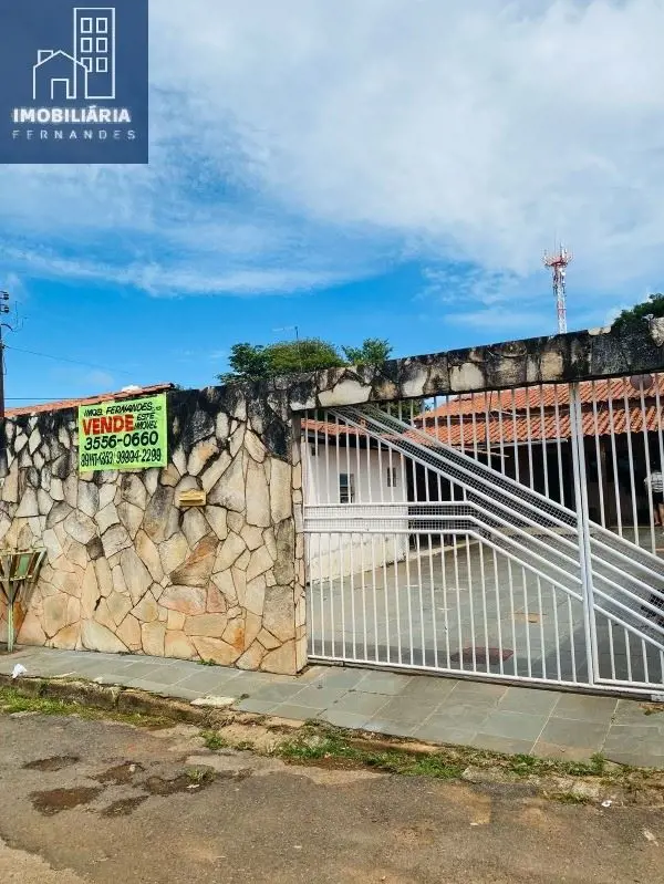 IMOBILIÁRIA FERNANDES vende casa na quadra 33 do Setor Leste, na qual a mesma po...