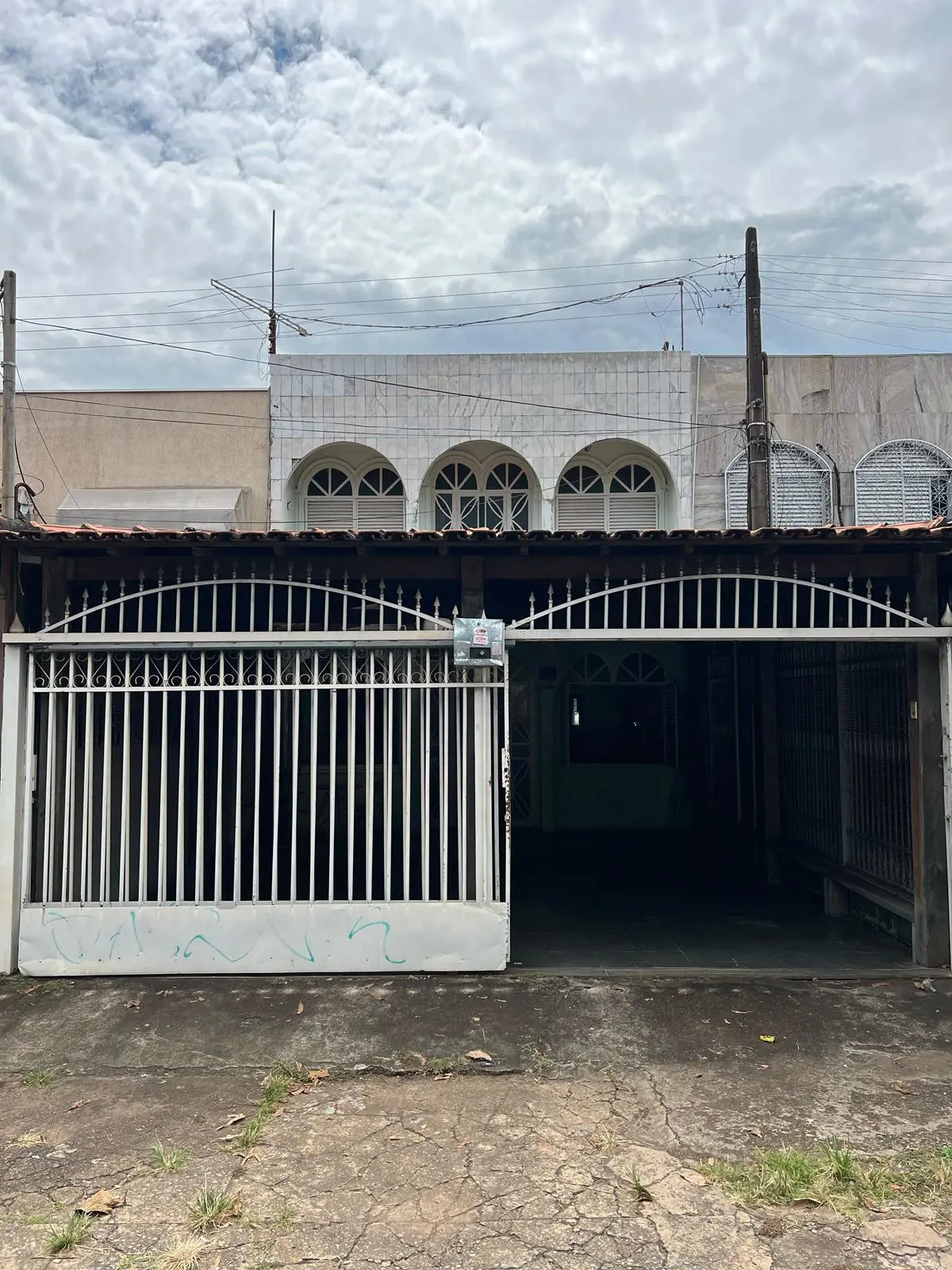 Imagine morar em um sobrado de 200 m², localizado na Avenida Central Bloco 211, ...