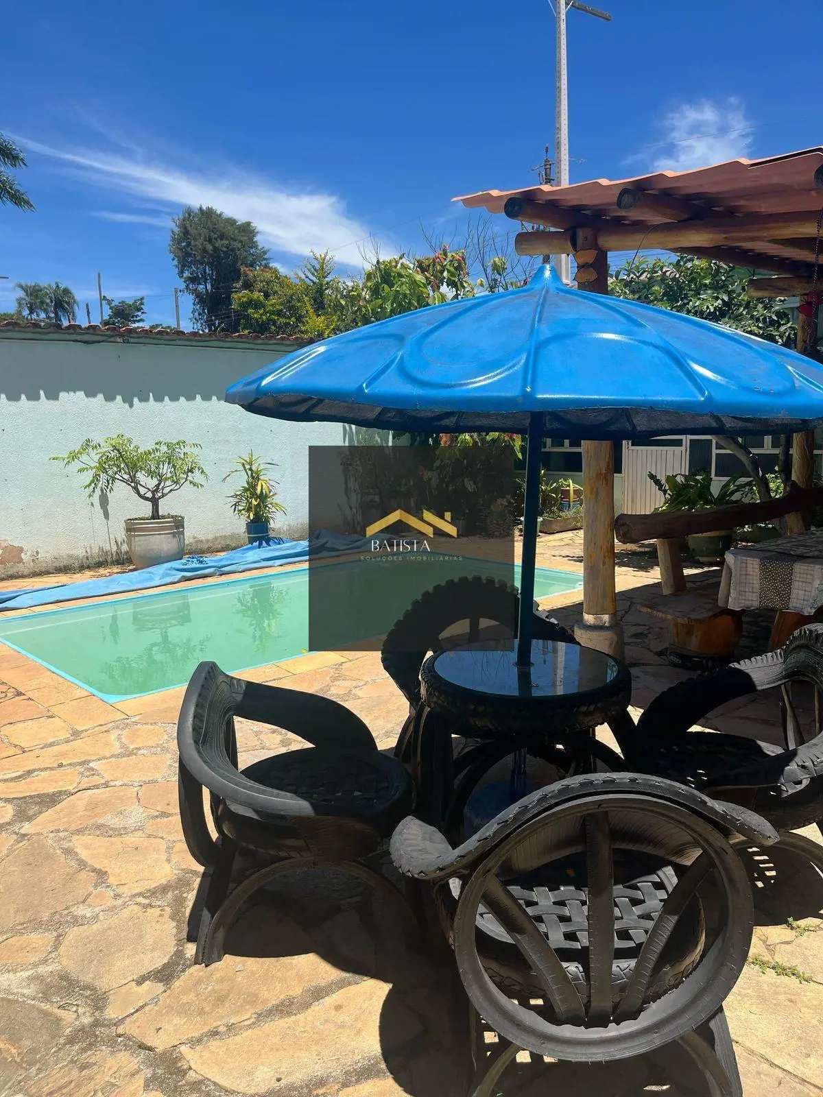 Batista Soluções Imobiliárias vende Uma chácara completa com piscina, sauna, tan...