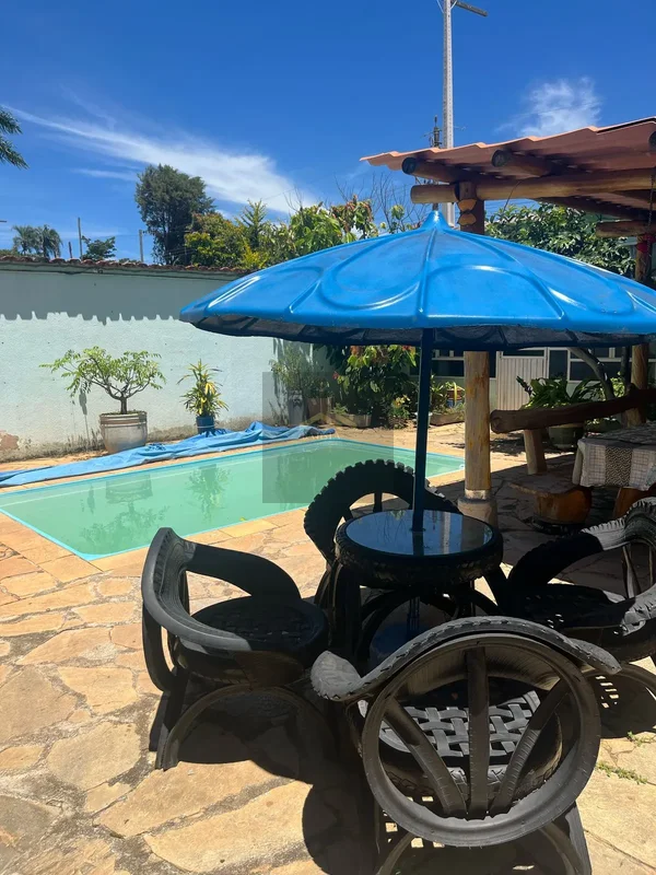 Batista Soluções Imobiliárias vende Uma chácara completa com piscina, sauna, tan...