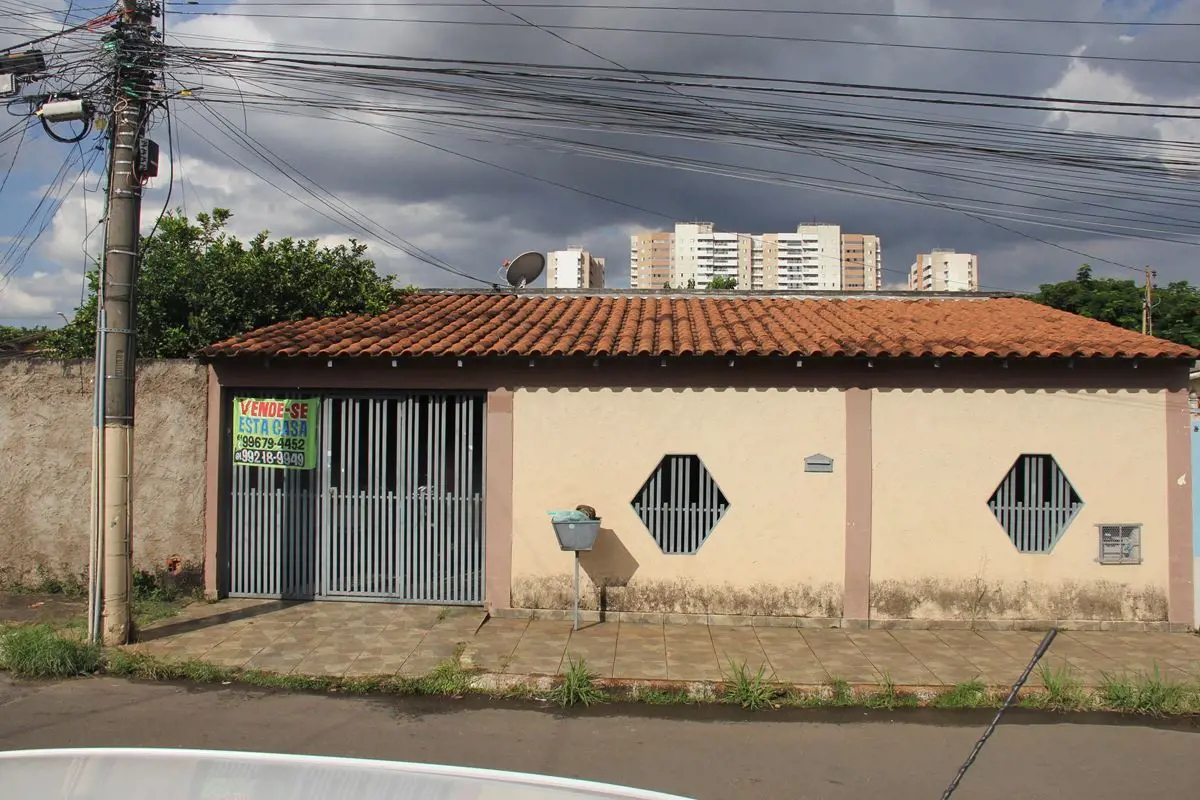 Duas casas no mesmo lote em excelente estado:CASA DA FRENTE: Garagem para 4 carr...
