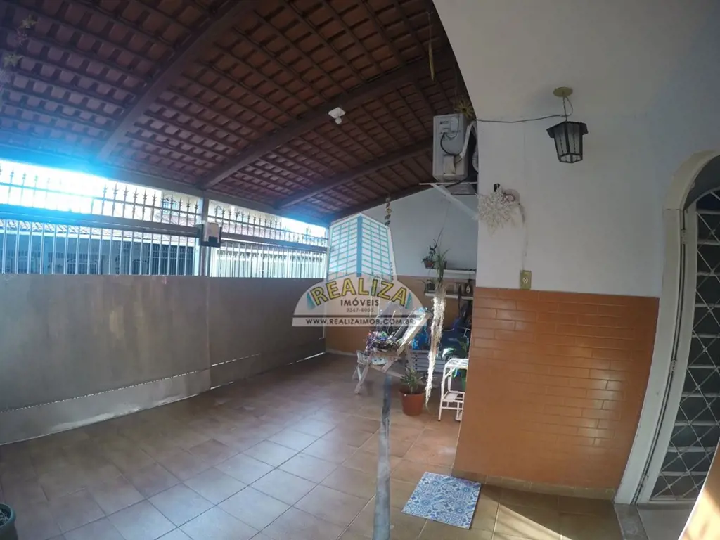 Realiza Imóveis Vende - Excelente Casa de Esquina com Laje e Pé-Direito Alto Con...