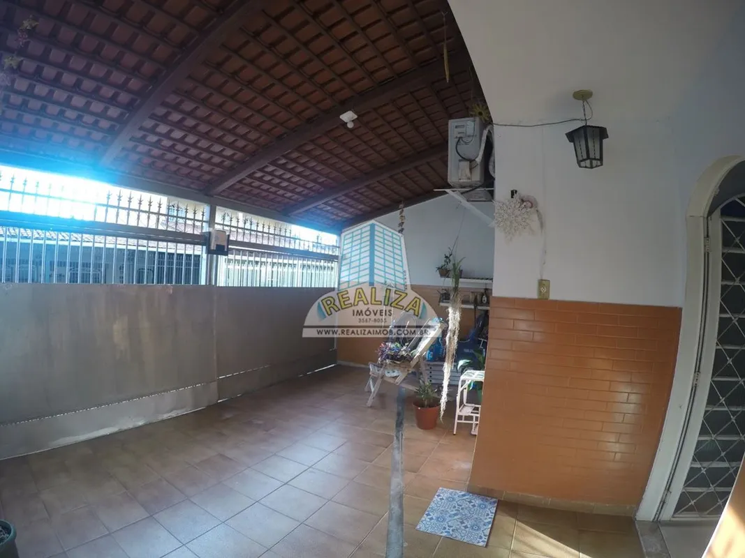 Realiza Imóveis Vende - Excelente Casa de Esquina com Laje e Pé-Direito Alto Con...