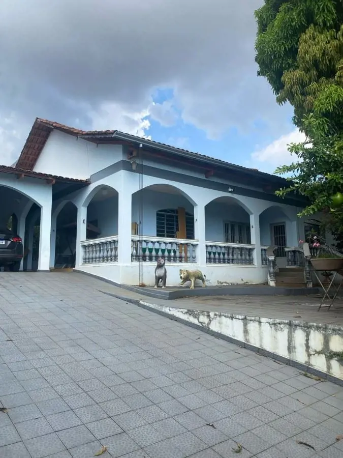 Ampla Casa no Setor Universitário com lote de esquina de 677m2 e área construida...