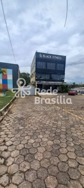 Prédio Comercial Frente ao TaguaparqueAmplo prédio comercial com 3 pavimentos, p...