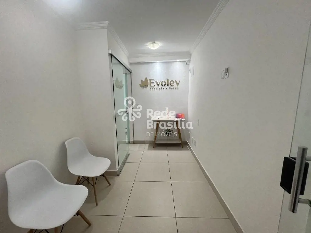 Excelente sala no Alameda Shopping.O seu ambiente é muito bem dividido em:- Rece...