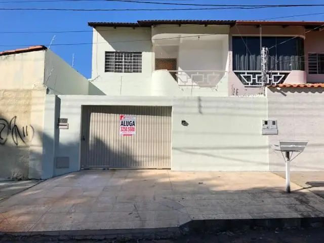 Sobrado com 03 quartos sendo 01 suíte, todos com armários, sala de TV com estant...