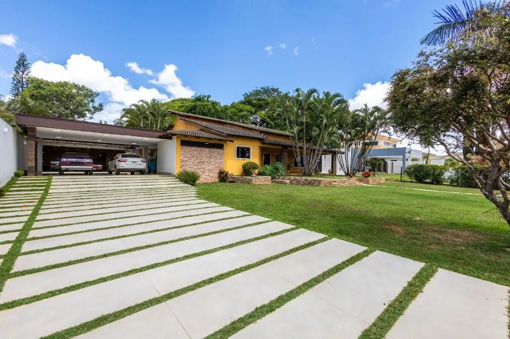 :: Casa ampla em condomínio de alto padrão. 3 quartos, sendo 1 suíte e 2 semi. S...