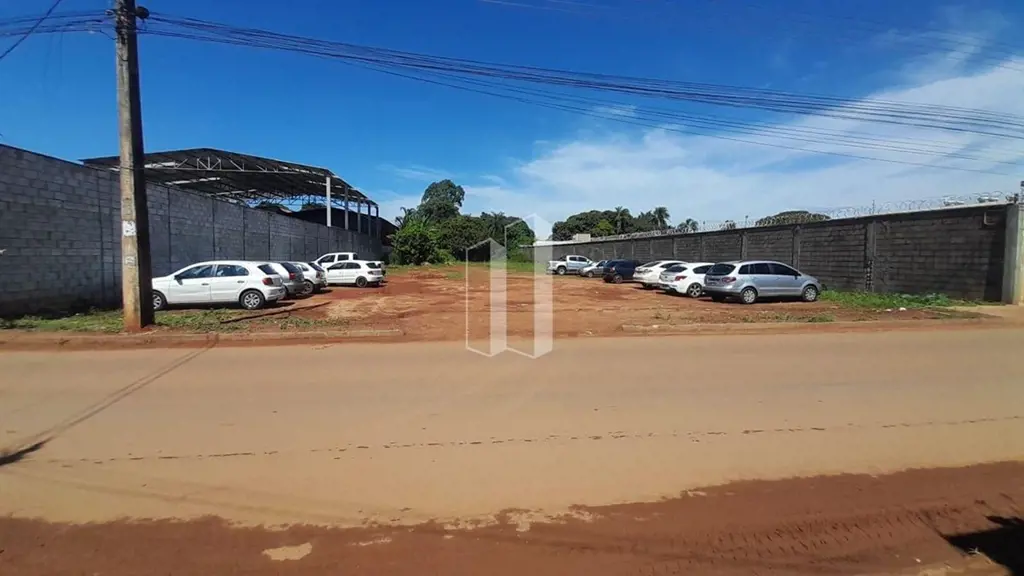 Área Comercial com  2000m2, no Parque Maracanã  Murado nas duas laterais Bairro ...