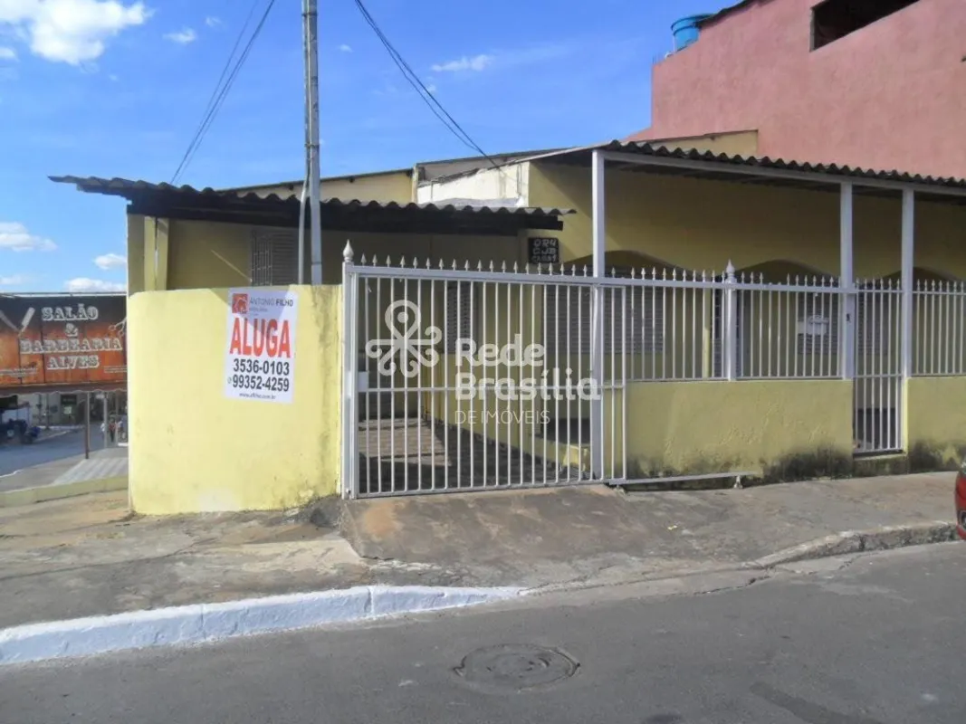 Casa terreá com 2 quartos sendo 1 suite, wc social. sala de estar, sala de janta...