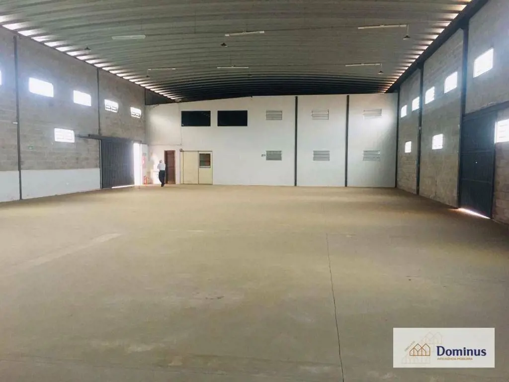 DOMINUS IMÓVEIS ALUGA: SAAN QUADRA 03 - Ótimo galpão de esquina com 600m², pé di...