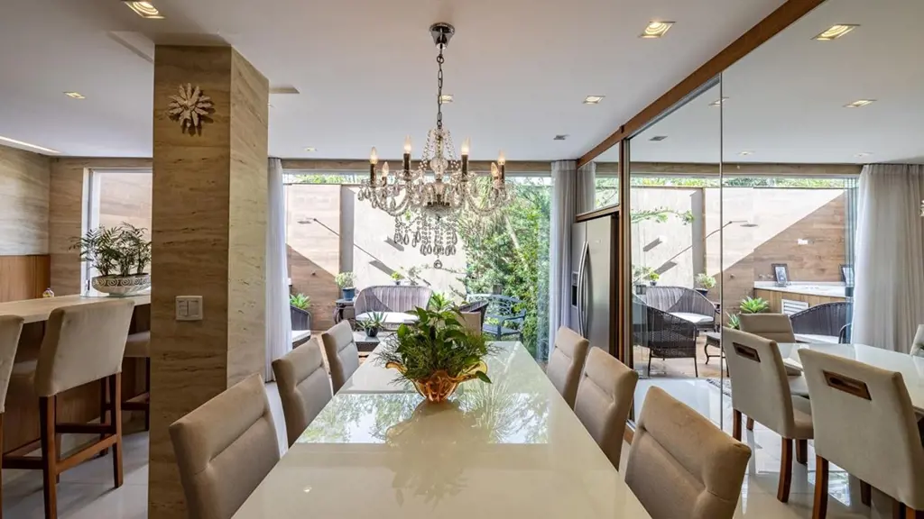 Sobrado belíssimo no Residencial EuroHouse. Com 3 suítes e 4 banheiros, oferece ...