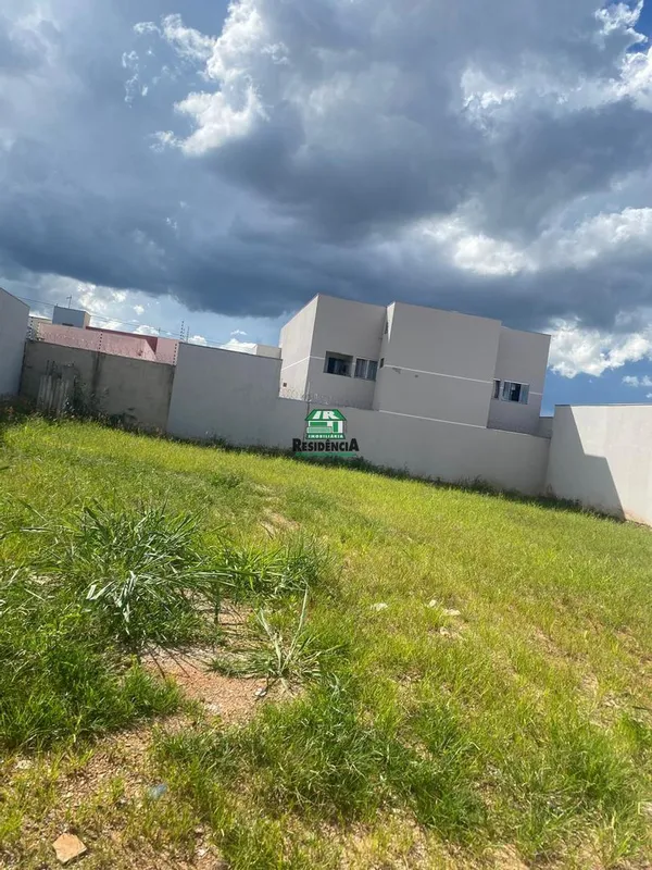 02 Lotes contendo:- 300m²- Em vias de fácil acesso - Murada dos três lados: Dire...