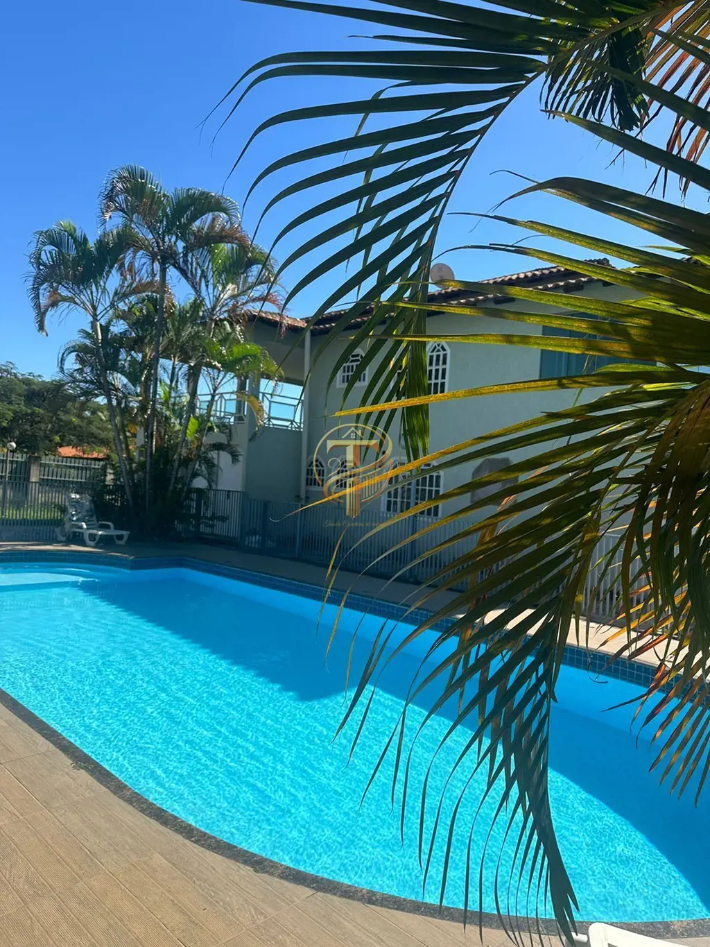 Terreno de 2.500 m2 , Casa grande com :- 4 quartos sendo 3 suítes- DCE,- 3 salas...