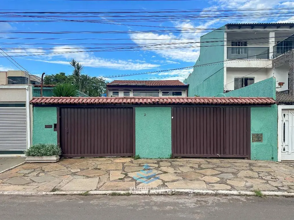 Excelente casa ? venda em lote vazado na QNA 27. O projeto original conta com 5 ...