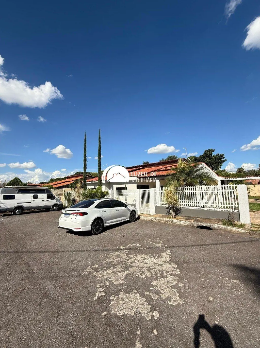 Elizeu Df Imobiliária vende excelente casa térrea em Arniqueira, composta por:  ...