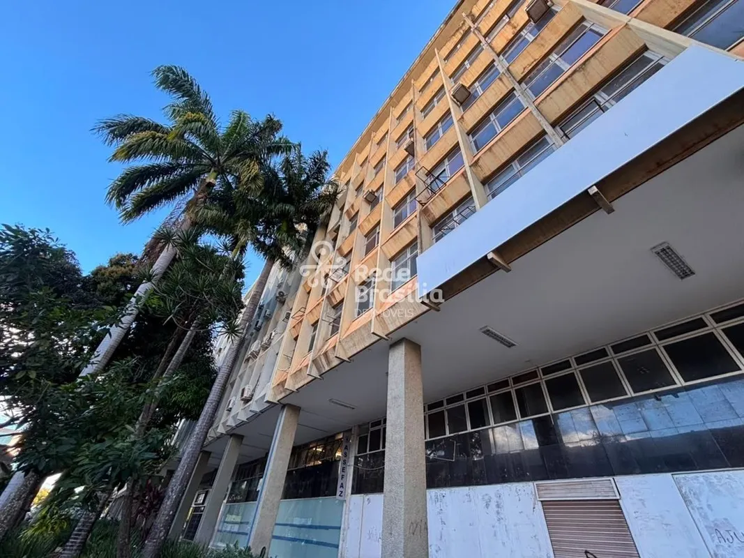 Imóvel com porta de entrada automatizada de alumínio e blindex, acesso pelo térr...