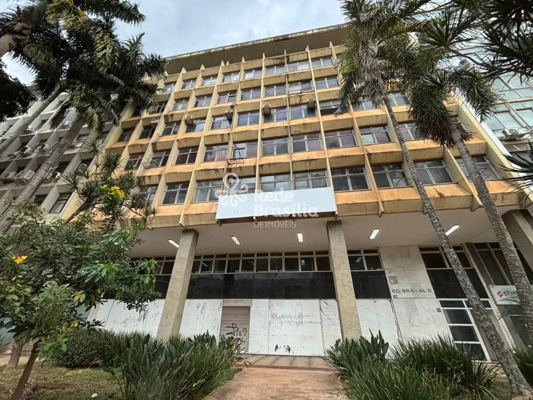 Acesso principal por porta de blindex, com hall de circulação. O imóvel dispõe d...