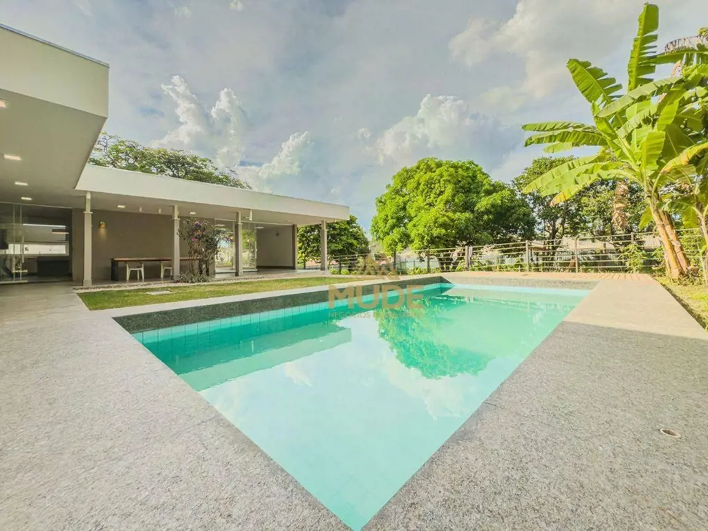 Residência Exclusiva e Totalmente Reformada no Lago Norte!Apresentamos uma resid...