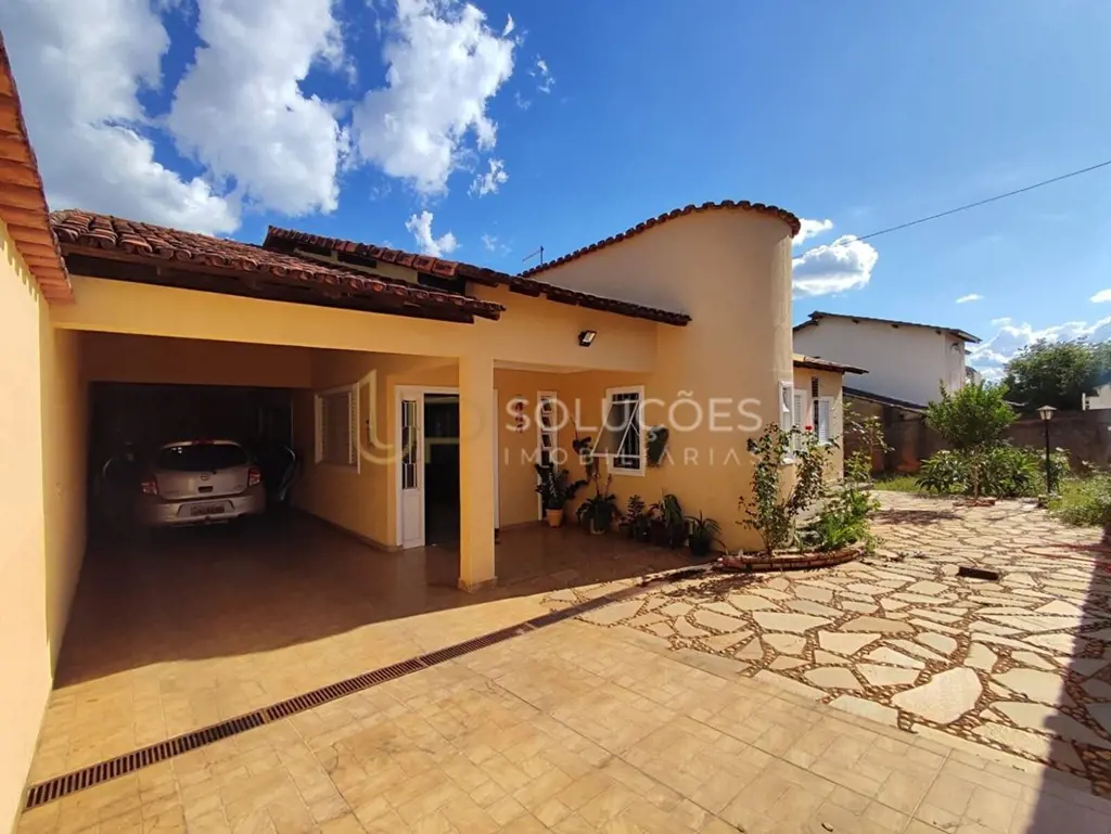 4 Quartos | 2 Suítes | Armários Planejados | Terreno:616m² | Construção: 266m² |...