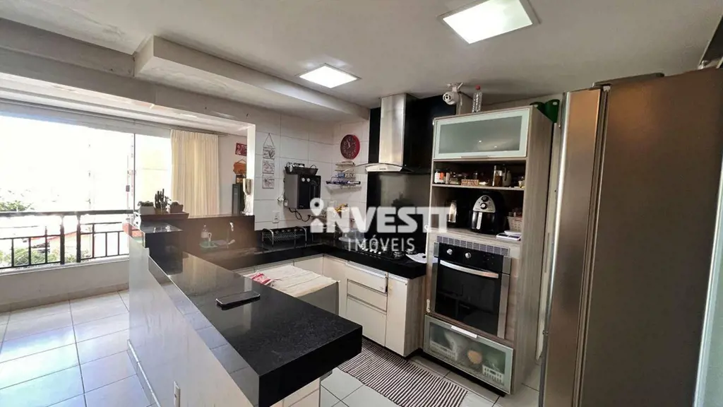 LOCALIZAÇÃO:Em localização privilegiada, próximo a Faculdades. Rodeado à uma amp...