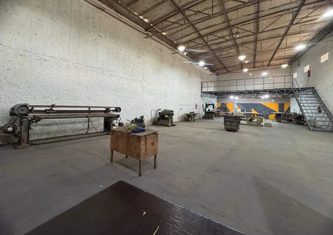 Para você que quer construir seu próprio negócio ou investirGalpão amplo integra...